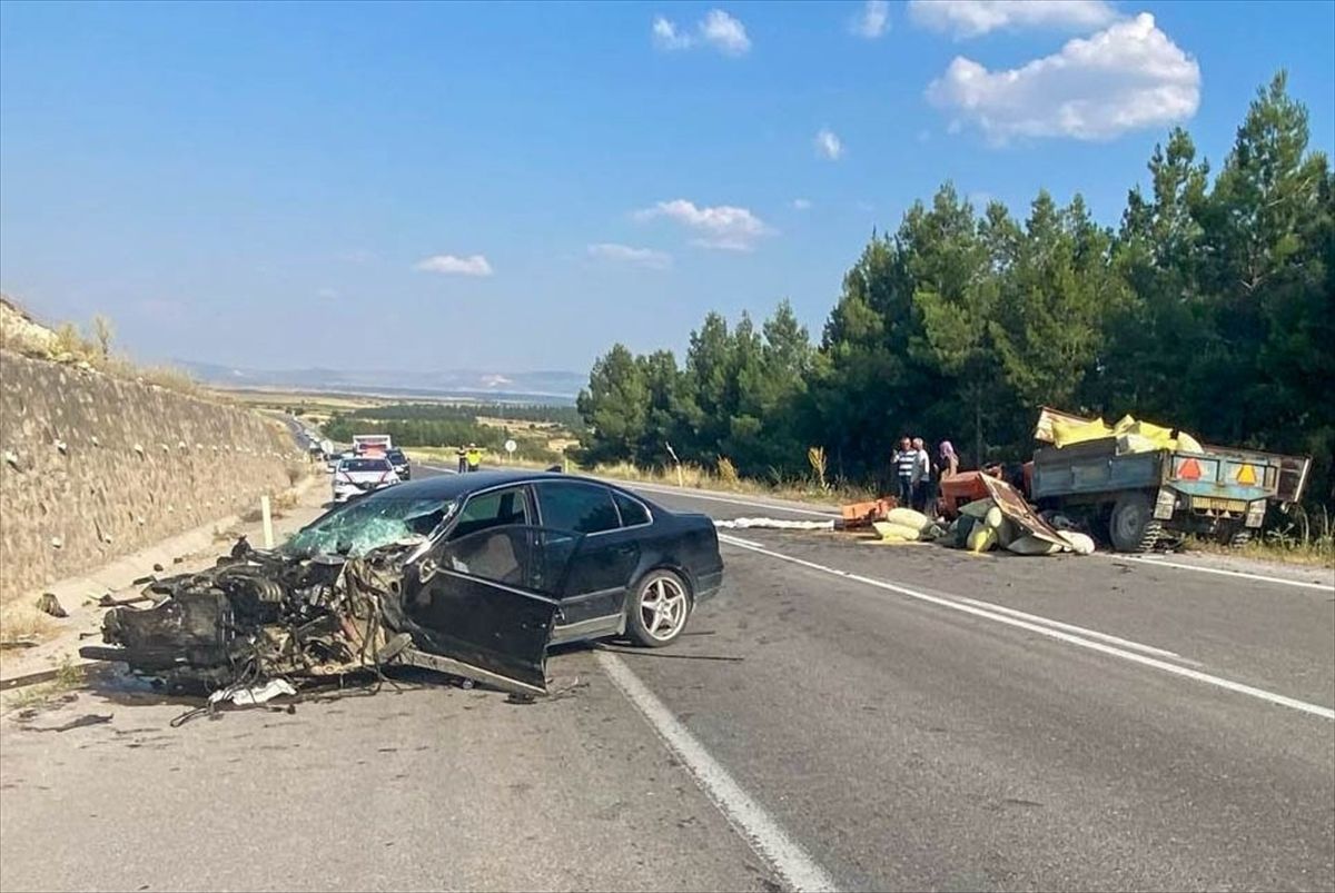 Uşak'ta traktörle otomobilin çarpışması sonucu 4 kişi yaralandı