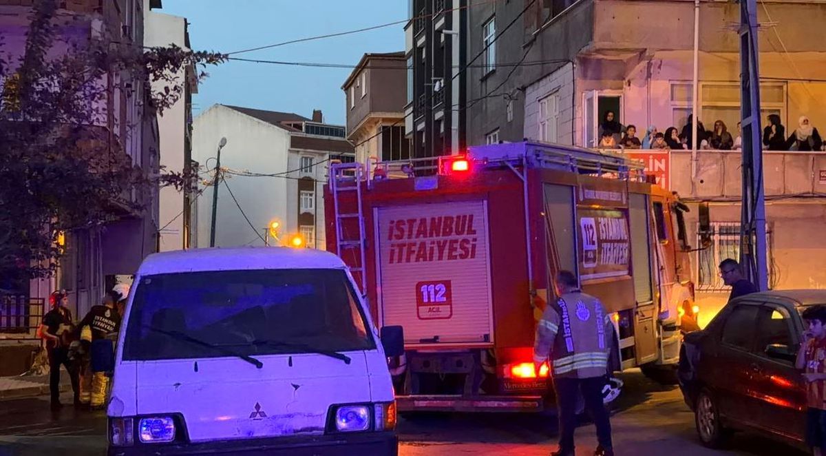 Arnavutköy'de bir evde çıkan yangın ve polis ekipleri