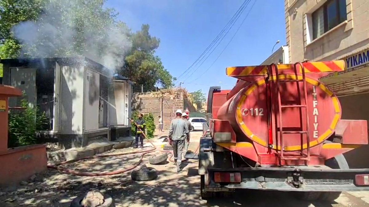 Şanlıurfa'nın Viranşehir ilçesinde elektrik trafosunda çıkan yangın bölgede paniğe neden oldu