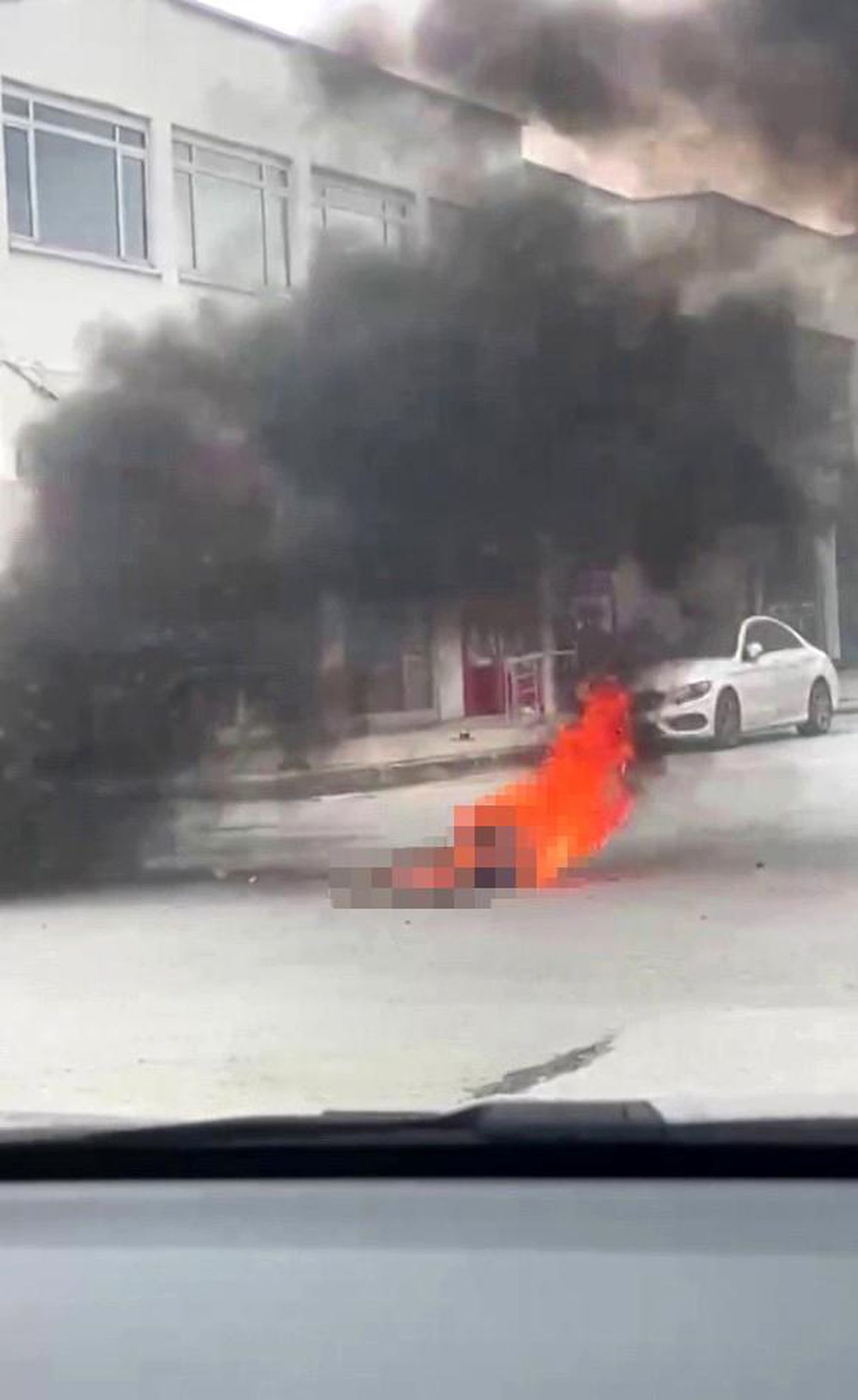 Zihinsel engelli şahıs üzerine benzin döküp kendini yaktı: Korku dolu anlar kamerada