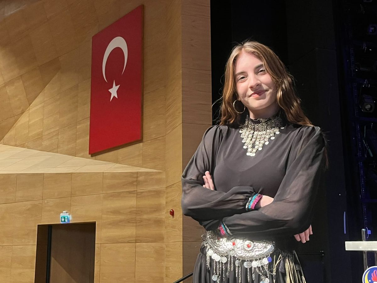 Halk dansçısı Lara Mutlu, İngiltere'deki üniversitelerden kabul aldı.