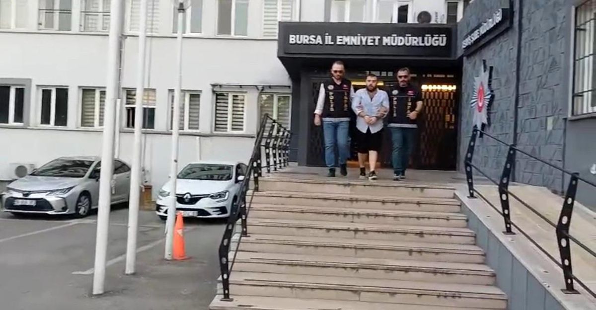 Bursa'da polis ekipleri tarafından yakalanan firari hükümlü.