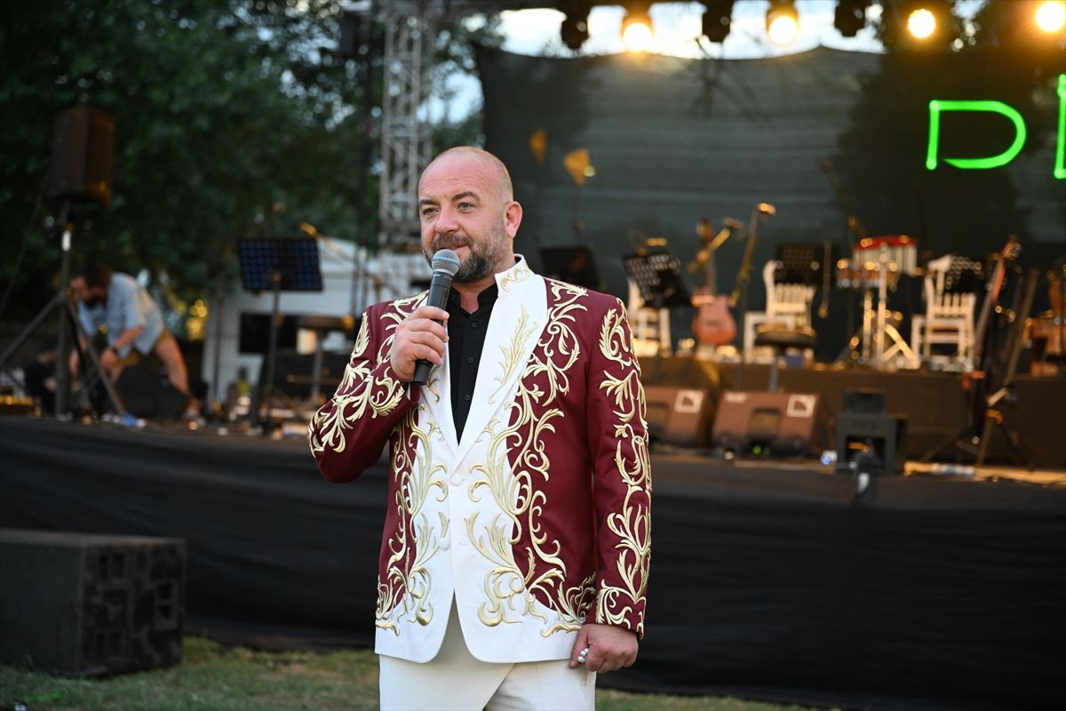 Kırkpınar Yağlı Güreşleri'nde mücadele eden pehlivanlar.
