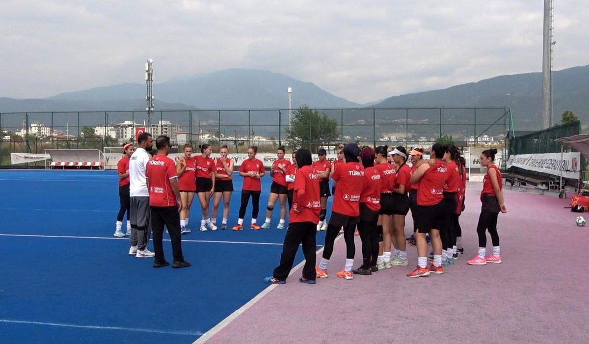 A Milli Kadın Hokey Takımı sporcuları antrenman yapıyor.
