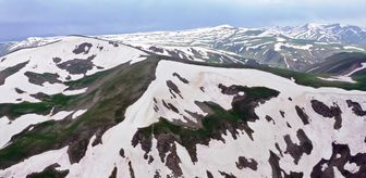 Ağrı'da 3 bin rakımlı dağlarda yaz ve kış bir arada yaşanıyor