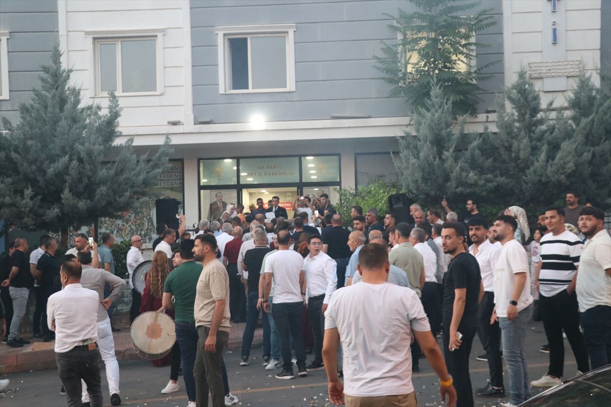 AK Parti Siirt İl Başkanı Abdulhekim Gider göreve başlarken partililerle selamlaşıyor.