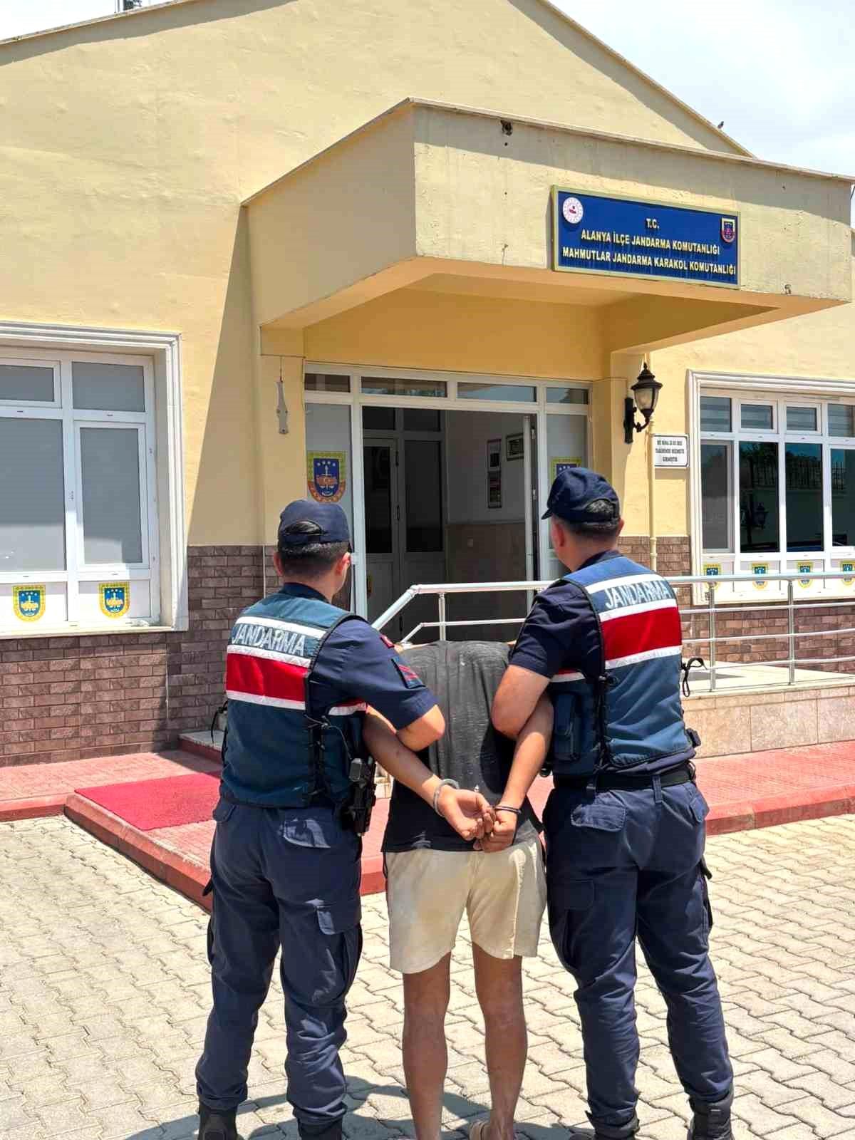 Alanya'da 'jandarmayım' deyip hesap ödemeden ayrılan şüpheliye operasyon