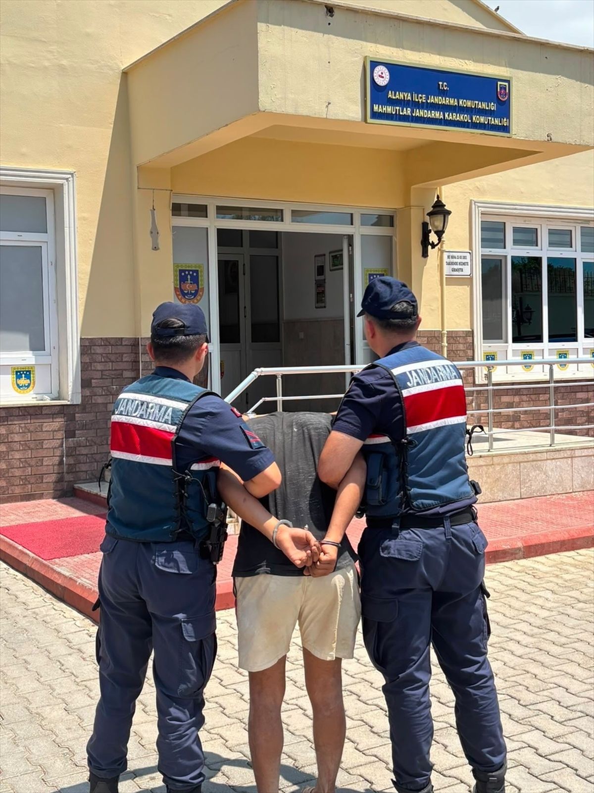 Alanya'da kendisini jandarma olarak tanıtıp hesap ödemediği iddia edilen zanlı yakalandı