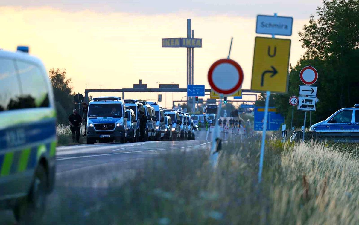 Almanya'nın Erfurt kentinde AfD kongresini protesto eden göstericiler ve polis müdahalesi görüntüsü.
