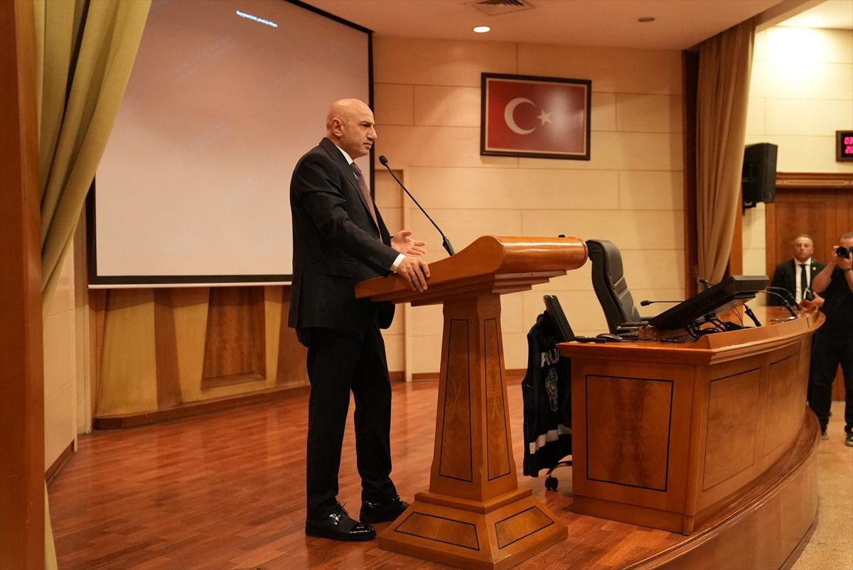 Ankara İl Emniyet Müdürü Maksut Yüksek'in NATO Zirvesi güvenlik toplantısını yönettiği an.