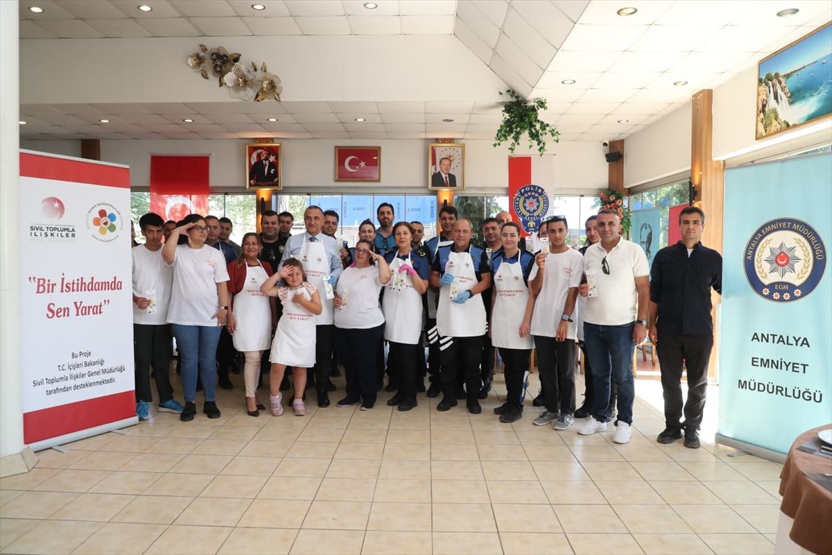 Antalya'da özel gereksinimli bireylerin polis eşliğinde sabun yaptığı atölye çalışması