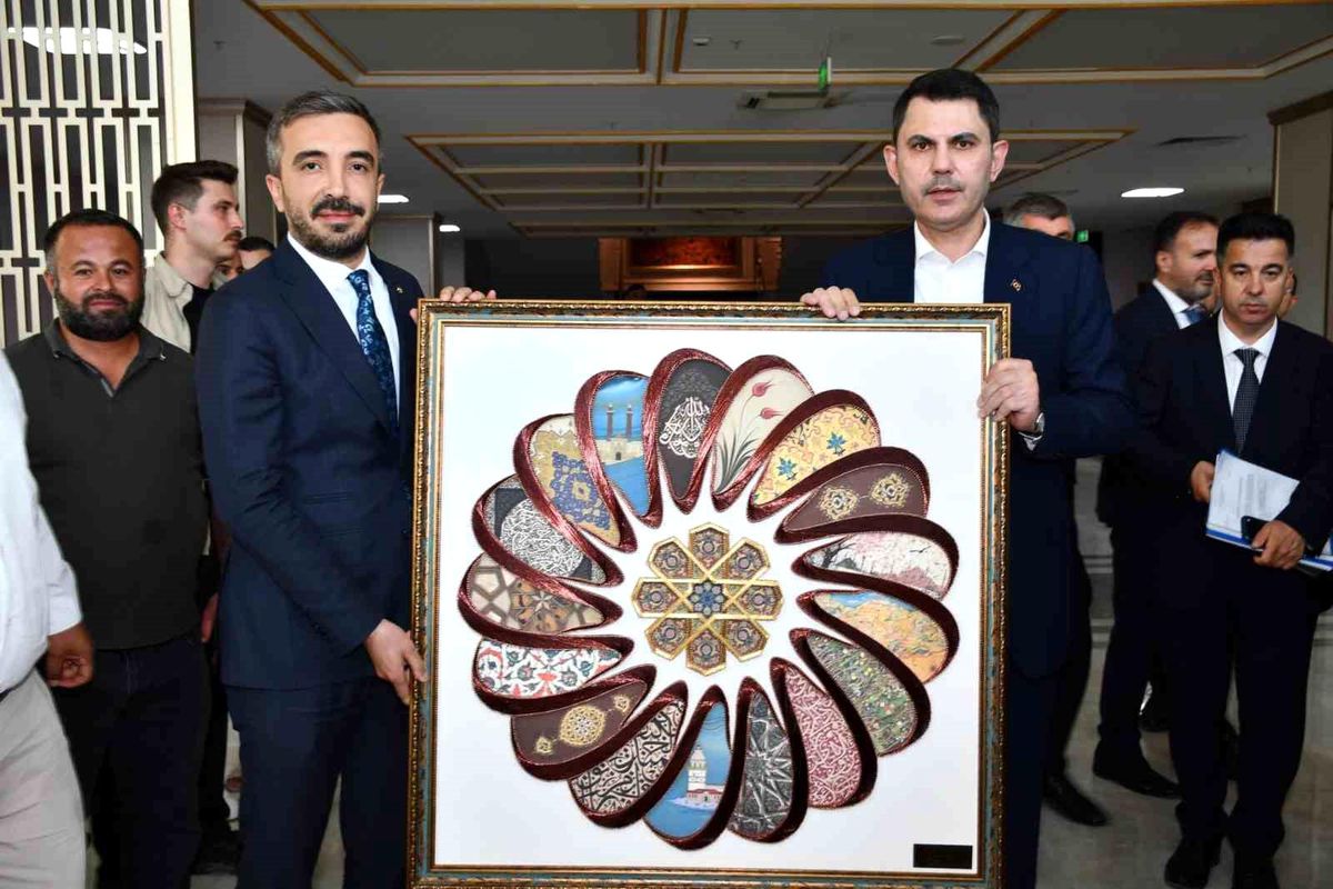 Adıyaman Ticaret ve Sanayi Odası Başkanı Mehmet Torunoğlu, Çevre, Şehircilik ve İklim Değişikliği Bakanı Murat Kurum ile görüşüyor.