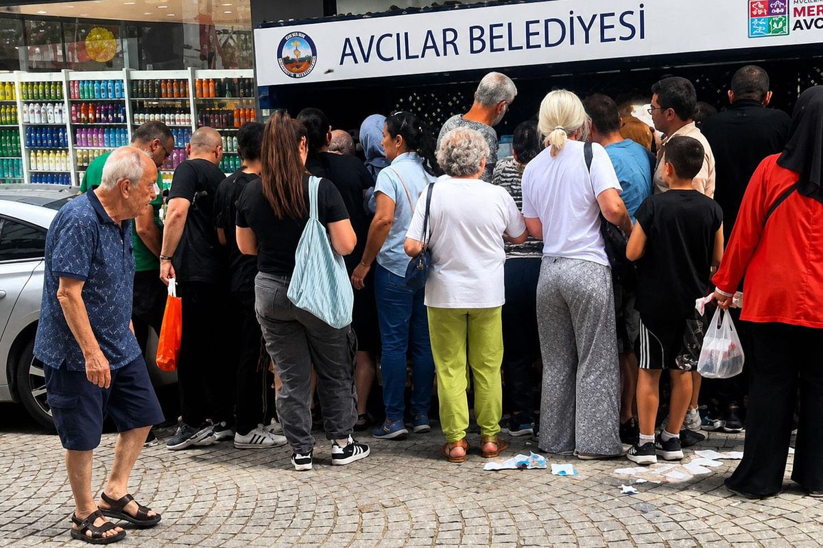 Çöp konteyneri başında mahşeri kalabalık: Cep telefonu kılıflarını gören sıraya girdi