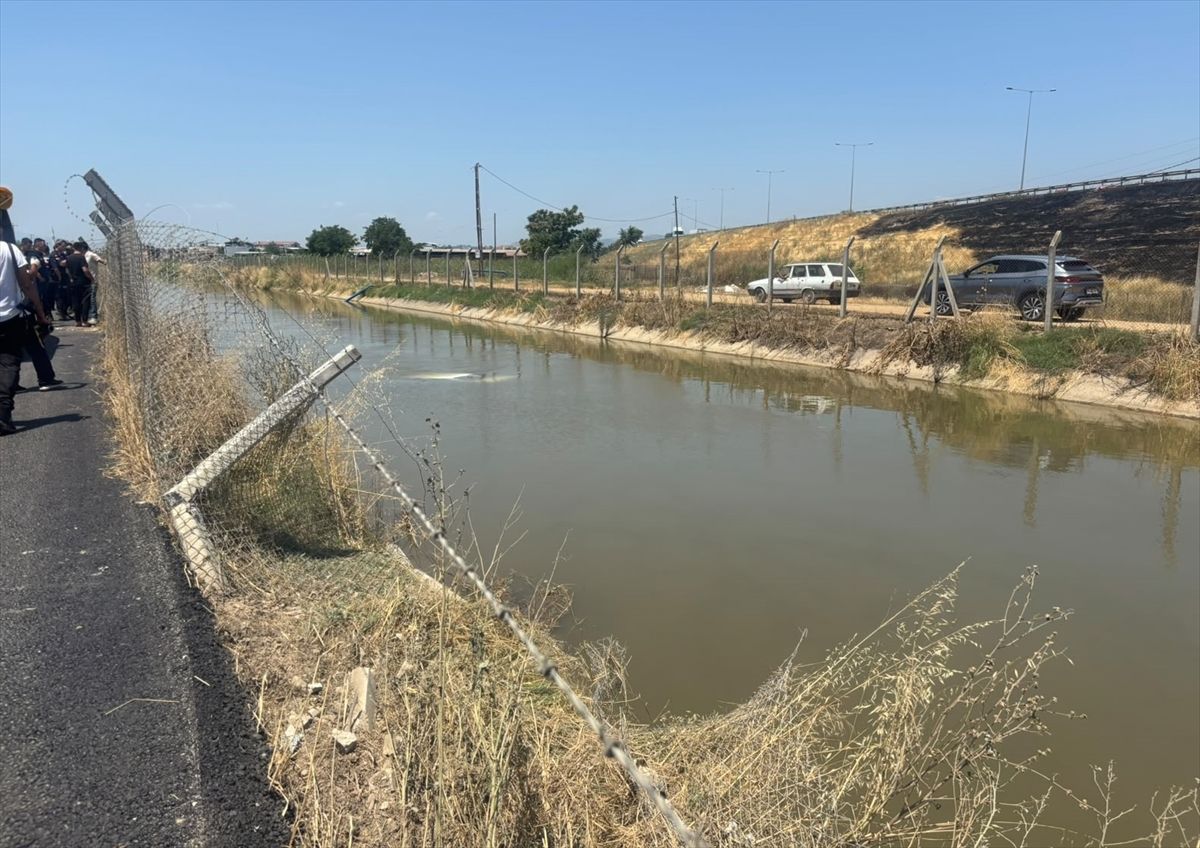 Aydın'da sulama kanalına düşen otomobildeki anne ve 2 çocuğu kurtarıldı