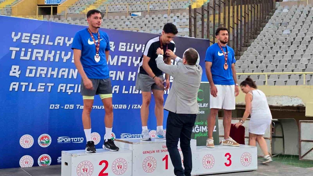 Milli atlet Koray Uygun, 110 metre engelli yarışında birinci olurken.