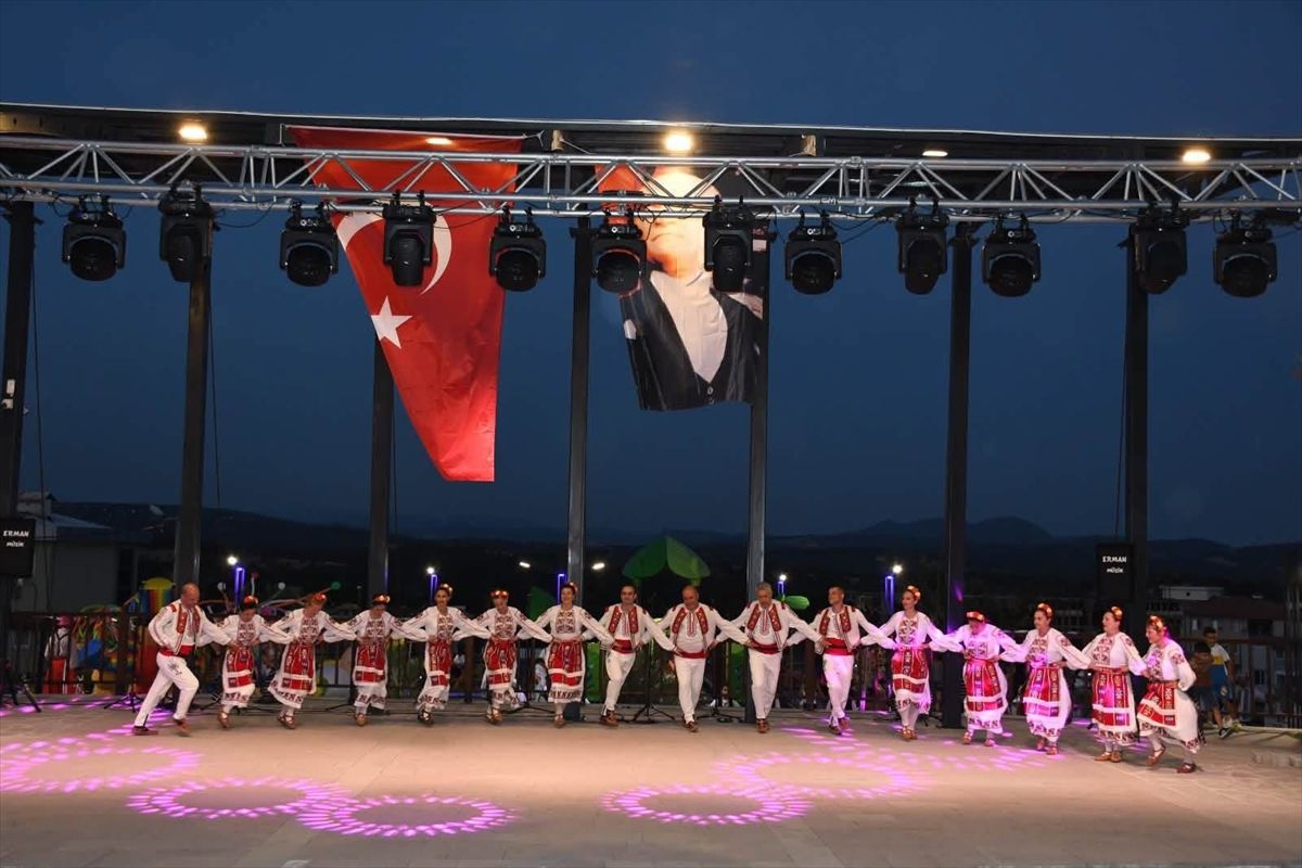 Ayvacık'ta Uluslararası Zeytin Dalları Müzik ve Dans Festivali düzenlendi