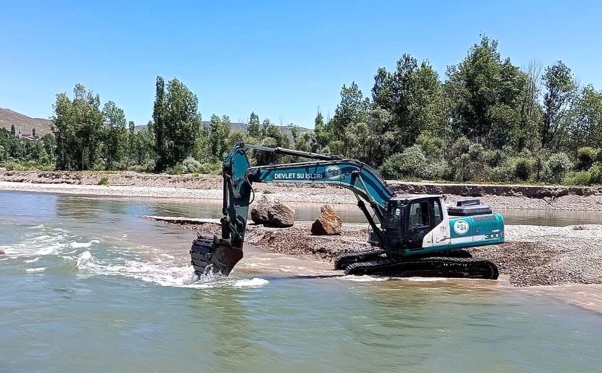 Bayburt'ta DSİ ekiplerinin dere yatağı temizliği çalışması.
