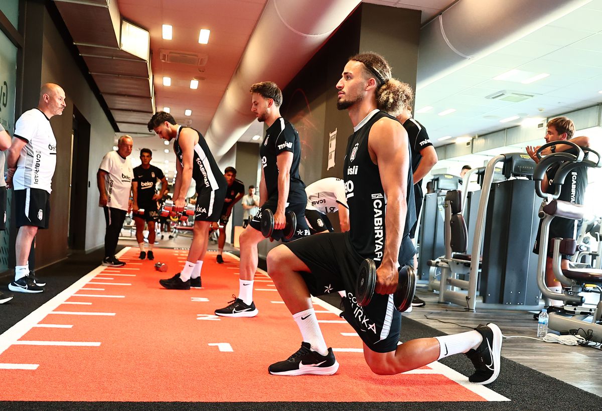 Beşiktaş futbolcuları Slovakya'daki kamp antrenmanında.