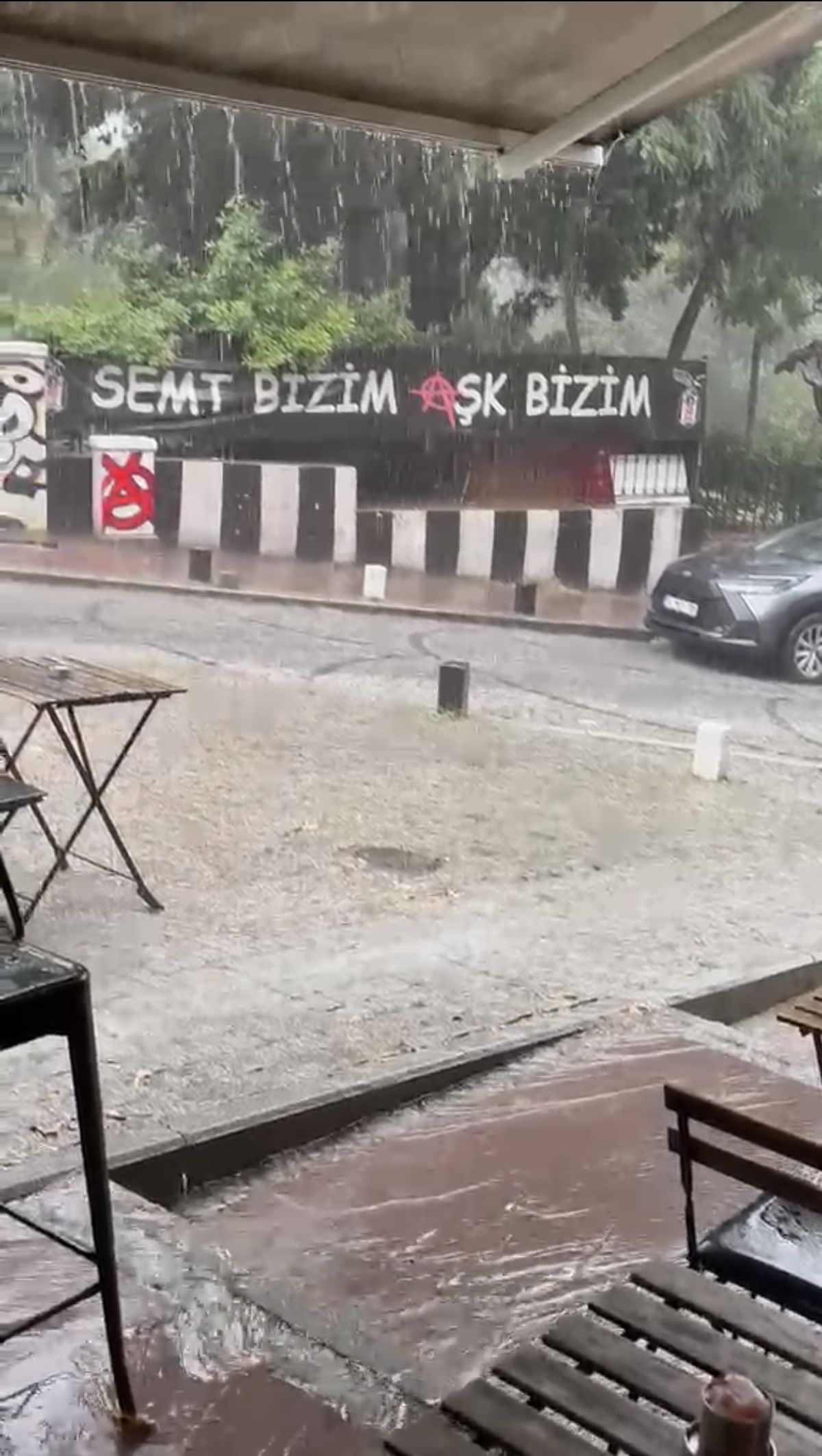 Beşiktaş'ta sağanakta saksıya tutunan kadın ile düşen motosiklet sürücüsünü çevredekiler kurtardı
