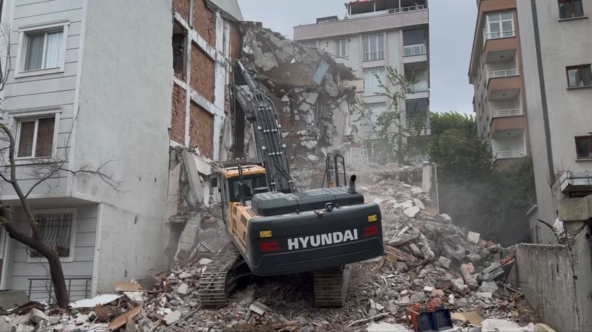 Beylikdüzü'nde kentsel dönüşüm projesi kapsamında yıkım yapılırken çekilmiş bir iş makinesi görüntüsü.