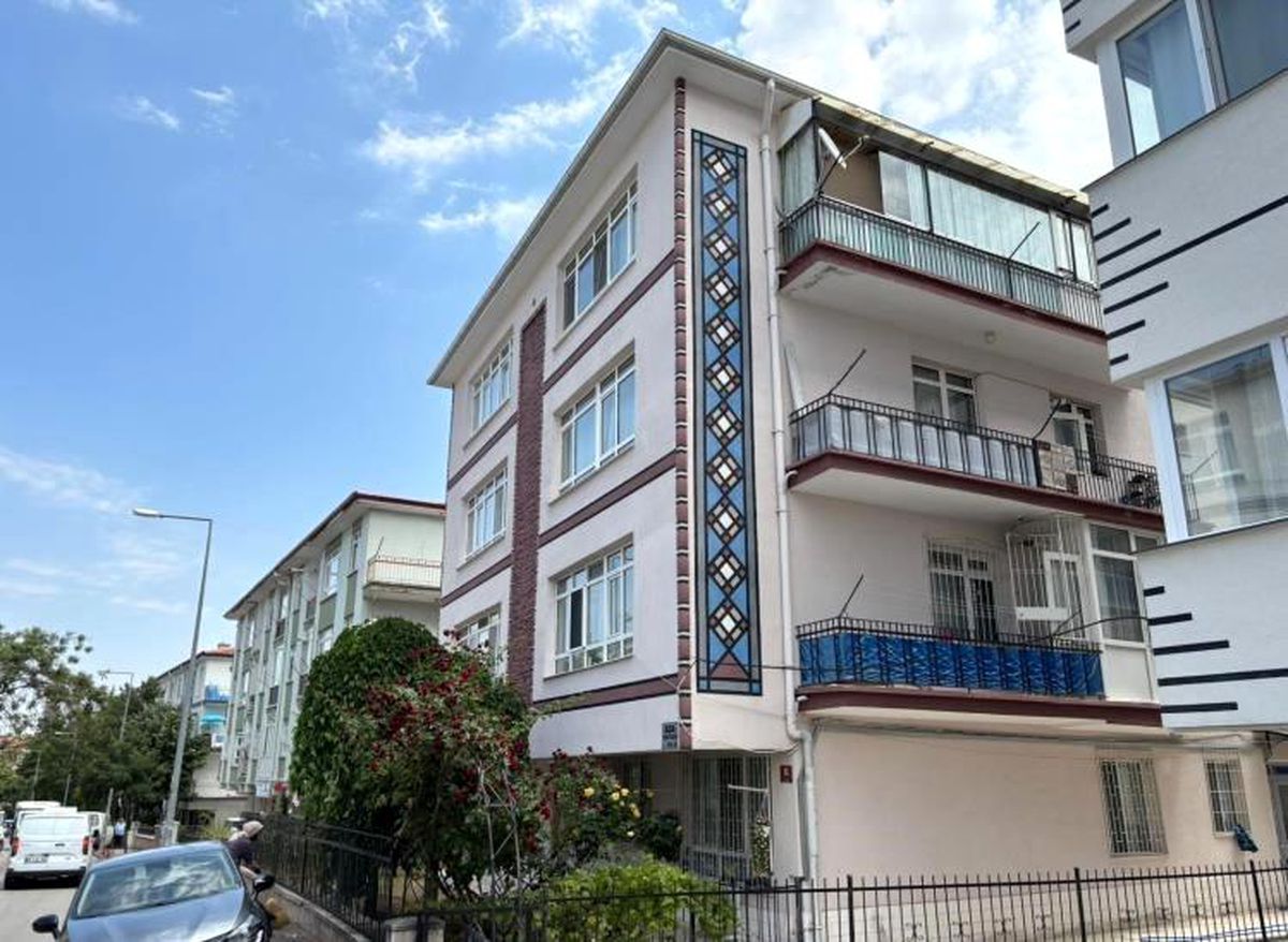 Bıçakla yaraladığı babası tarafından öldürülen saldırganın 8 farklı suçtan kaydı olduğu ortaya çıktı