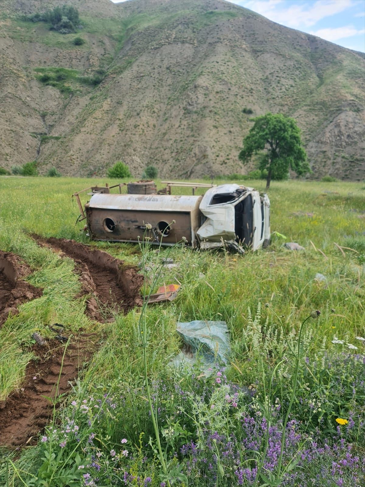 Bingöl'de devrilen su tankerindeki 1 kişi öldü, 1 kişi yaralandı