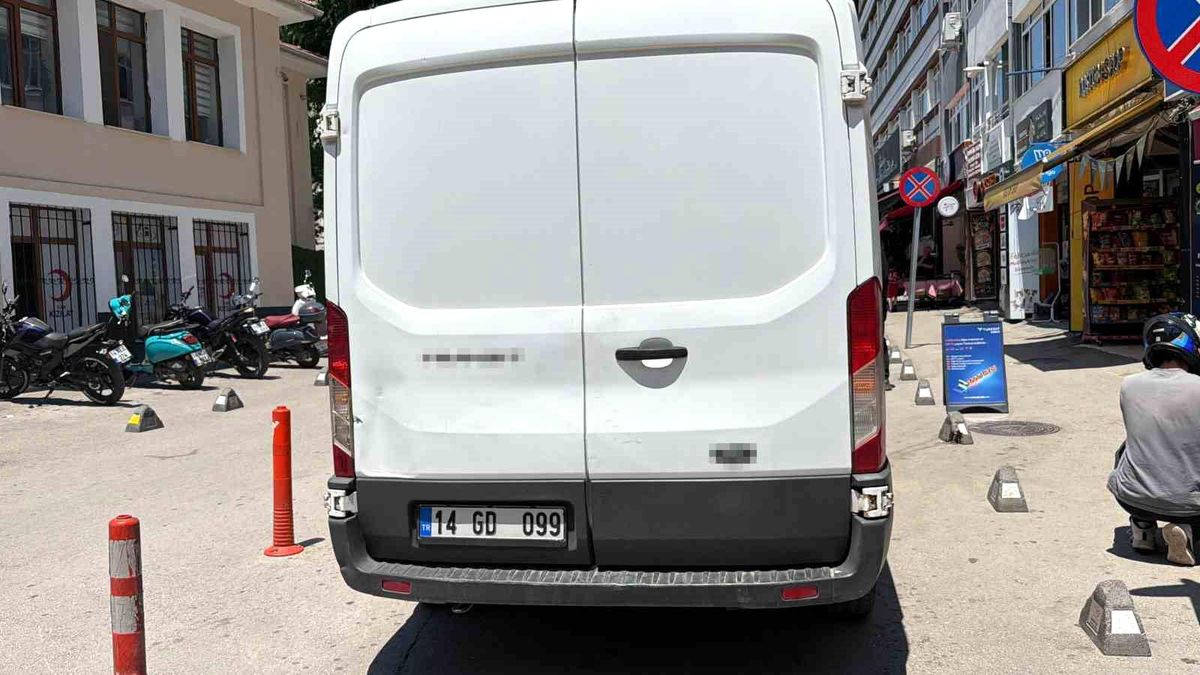 Bolu'da geri manevra yapan panelvan yaşlı kadına çarptı