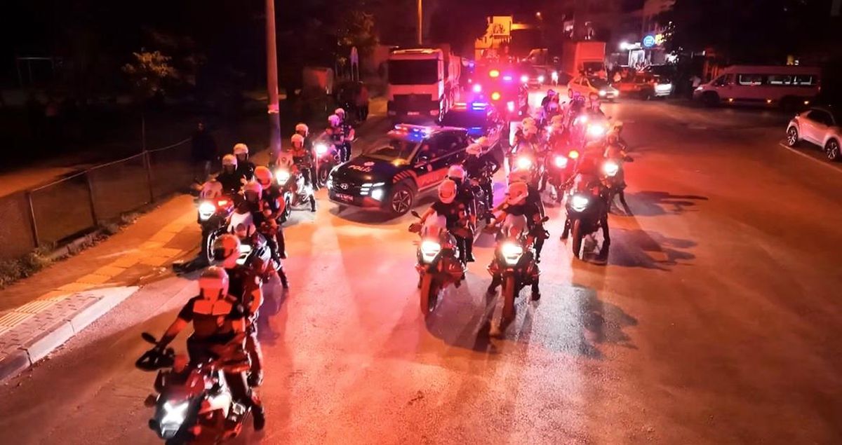 Bursa'da polis ekiplerinin yaptığı huzur ve güvenlik uygulamalarından genel bir görünüm.