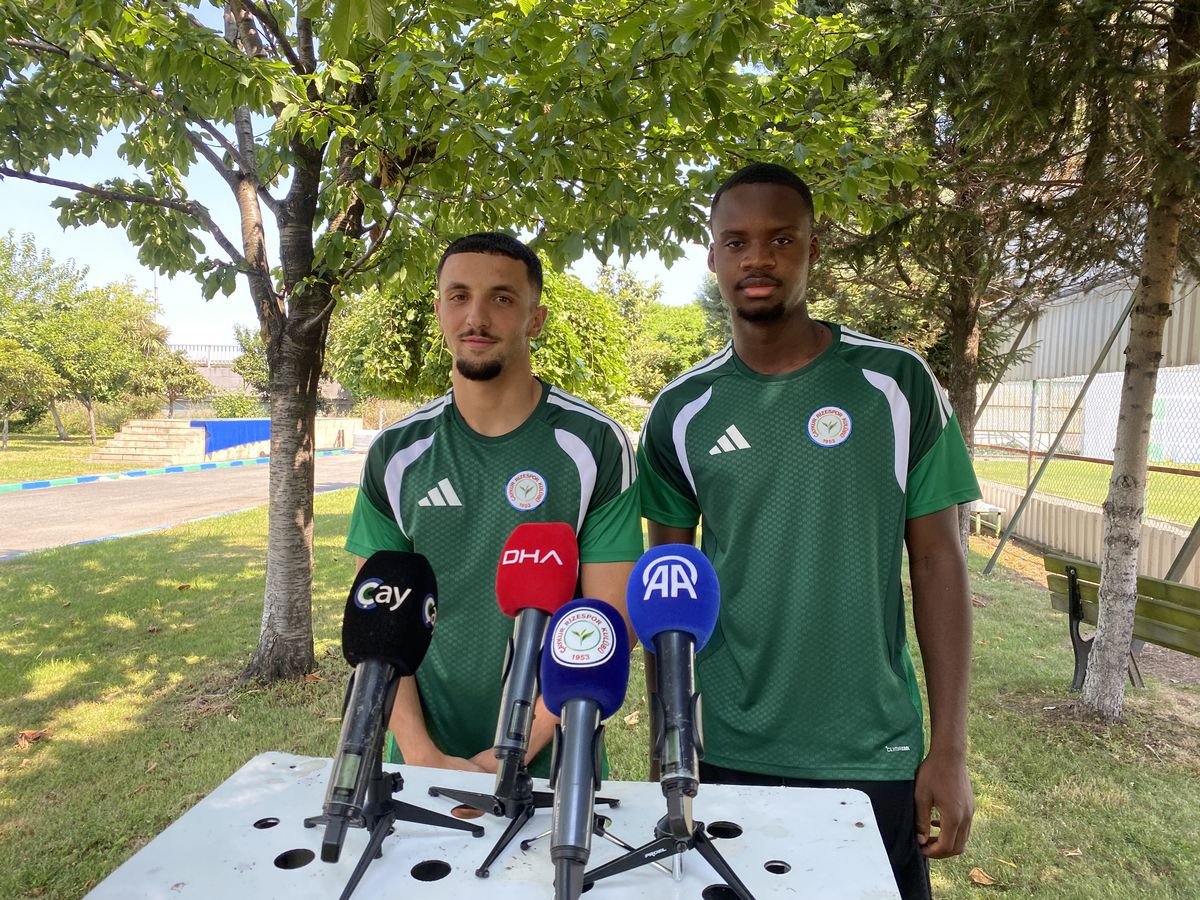 Çaykur Rizespor'un yeni transferleri Siaka Bakayoko ve Zakaria Ariss basın toplantısında açıklama yapıyor.
