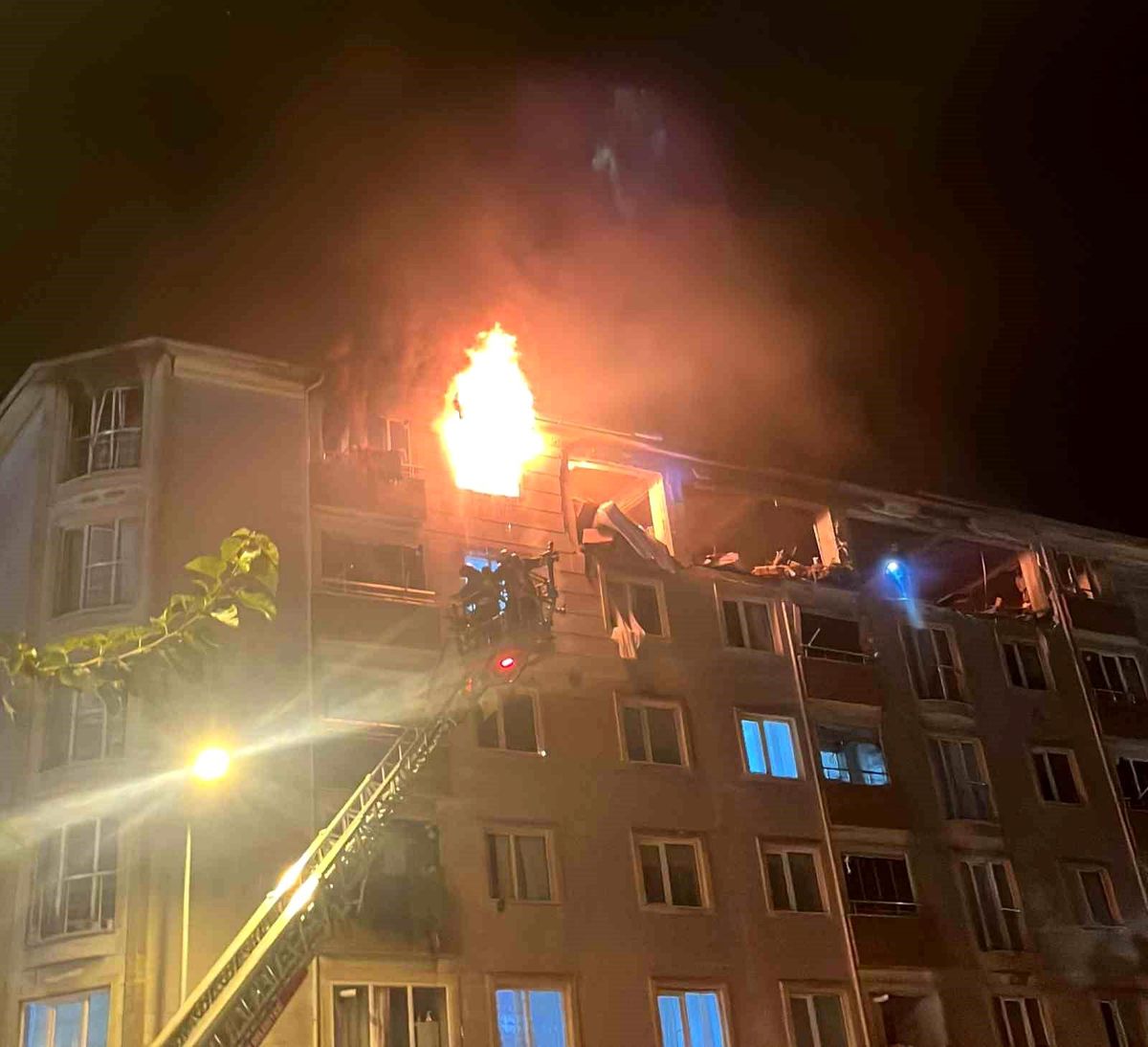 Çorlu'da doğal gaz patlamasının yaşandığı apartman