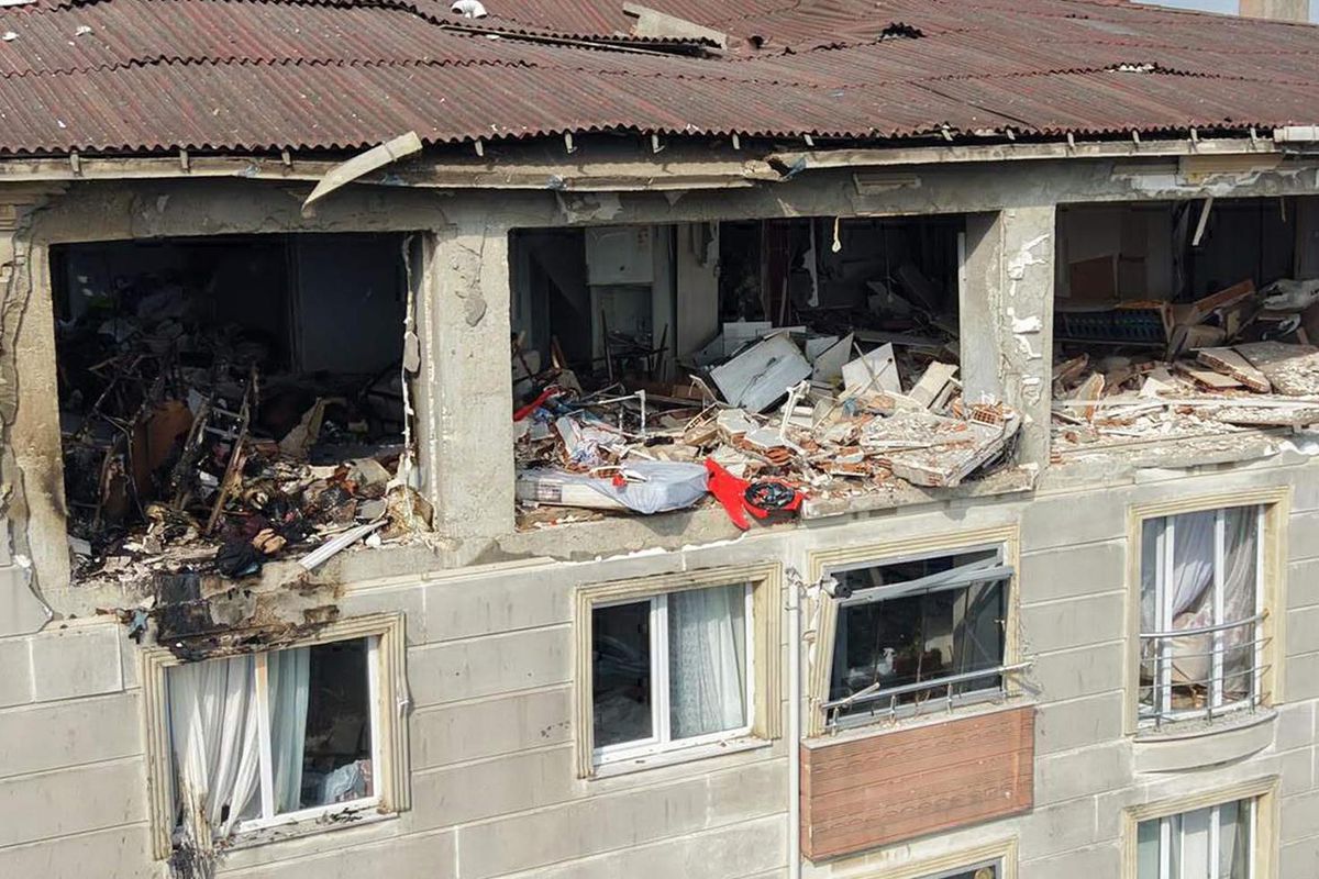 Ev sahibi 60 metre havaya uçmuş! Hasar gün ağarınca ortaya çıktı