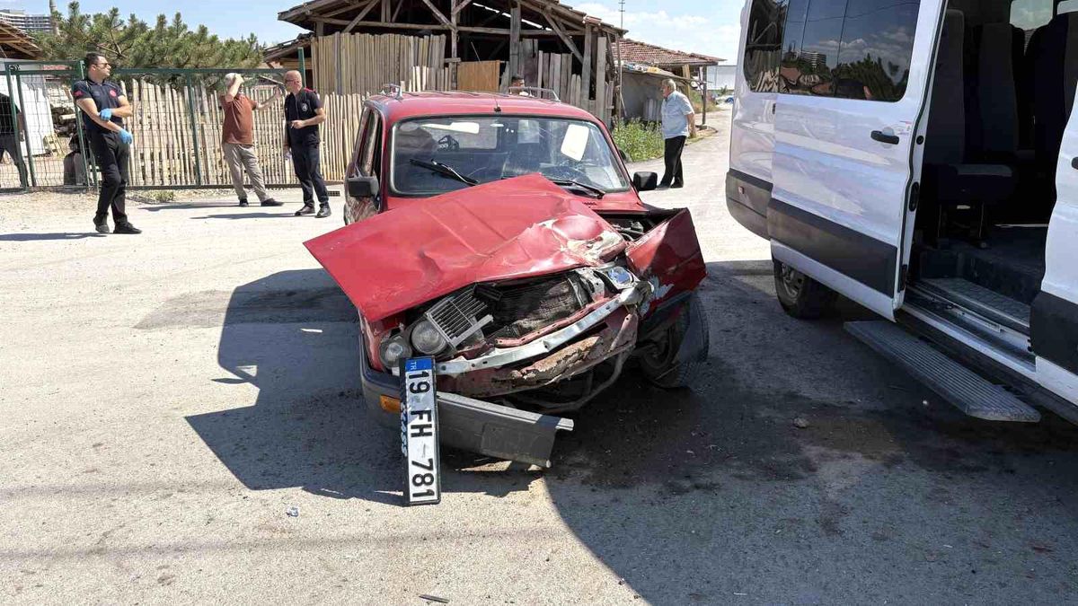 Çorum'da minibüs ile otomobil çarpıştı: 2 yaralı