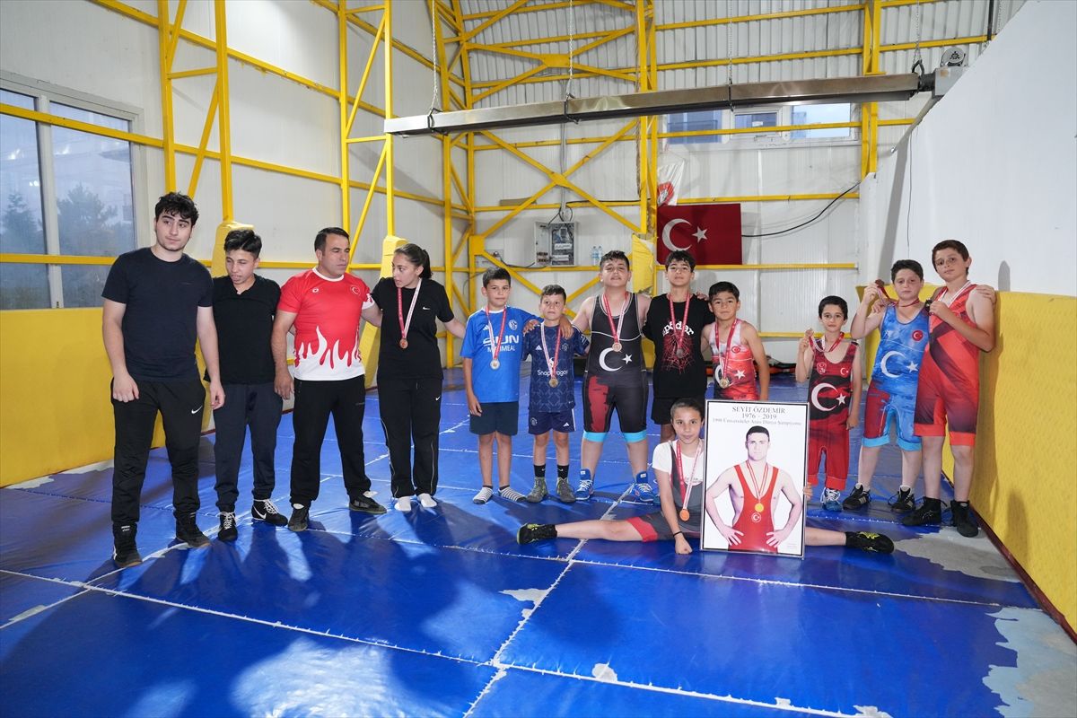 Çubuk Belediyesi Engelsiz Spor Kulübü sporcuları güreş müsabakasında madalya kazanıyor.