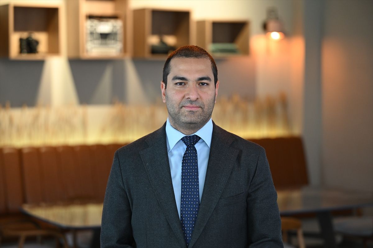 Türkiye bayrağı ve NATO amblemi yan yana