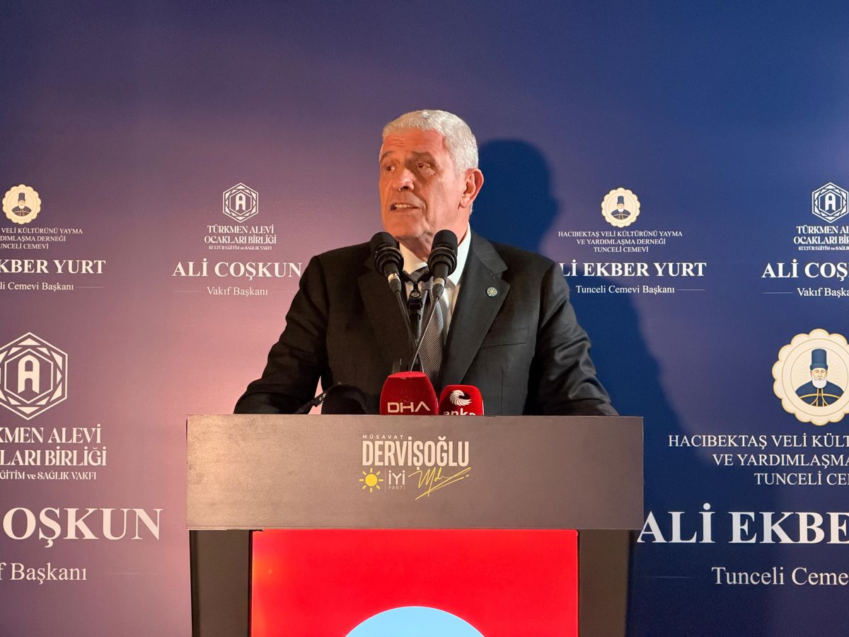 İYİ Parti Genel Başkanı Müsavat Dervişoğlu Tunceli'de açıklama yaparken
