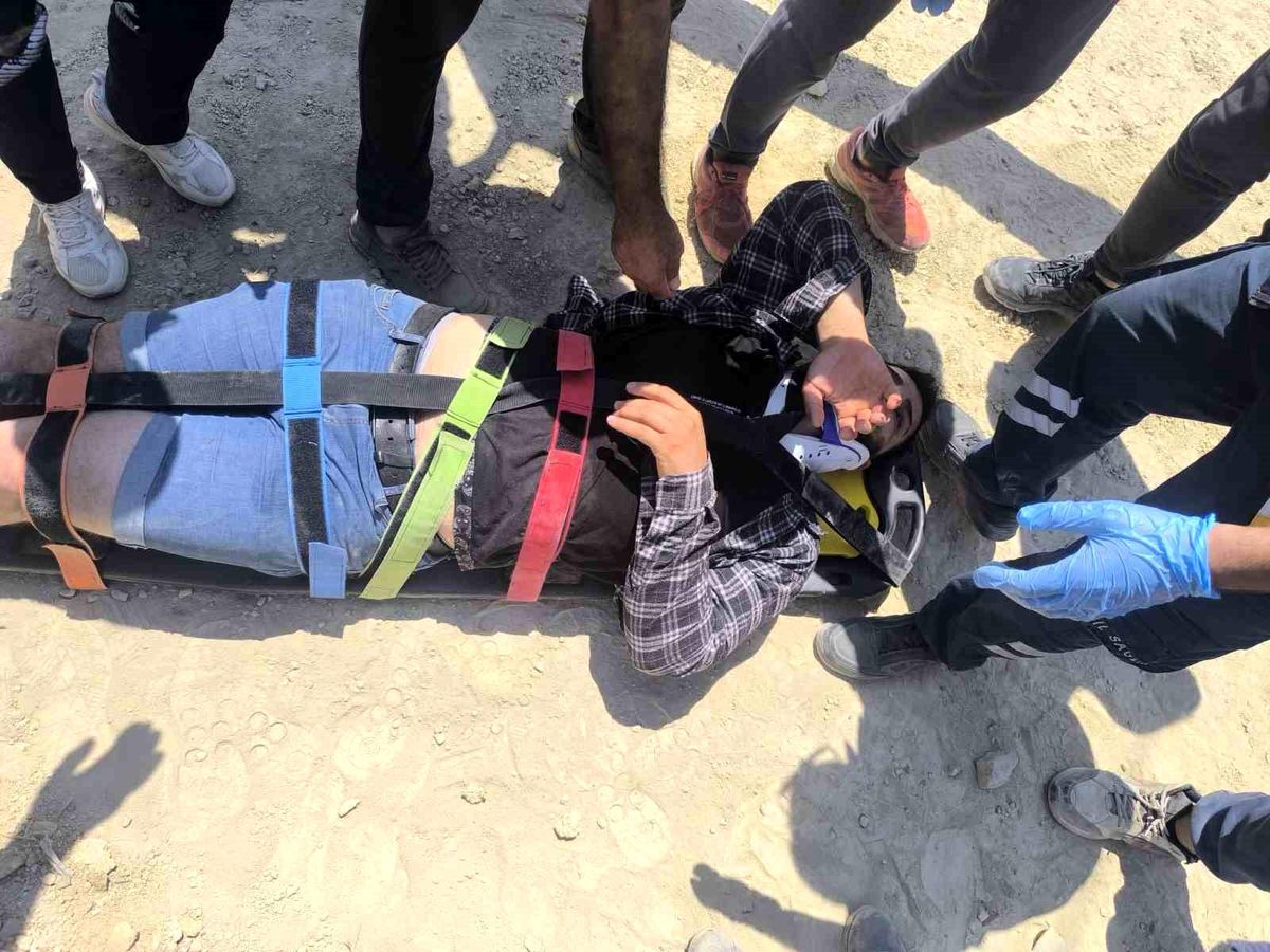 Hatay'da elektrik direğine çıkan bir işçinin akıma kapılma anı.