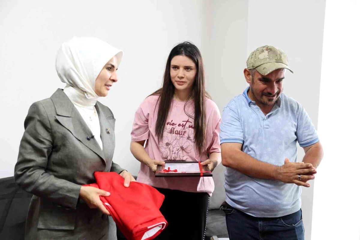 Aile ve Sosyal Hizmetler Bakanı Mahinur Özdemir Göktaş, Erzincan'da Çilem Sağlam'a yeni evinin tapusunu veriyor.