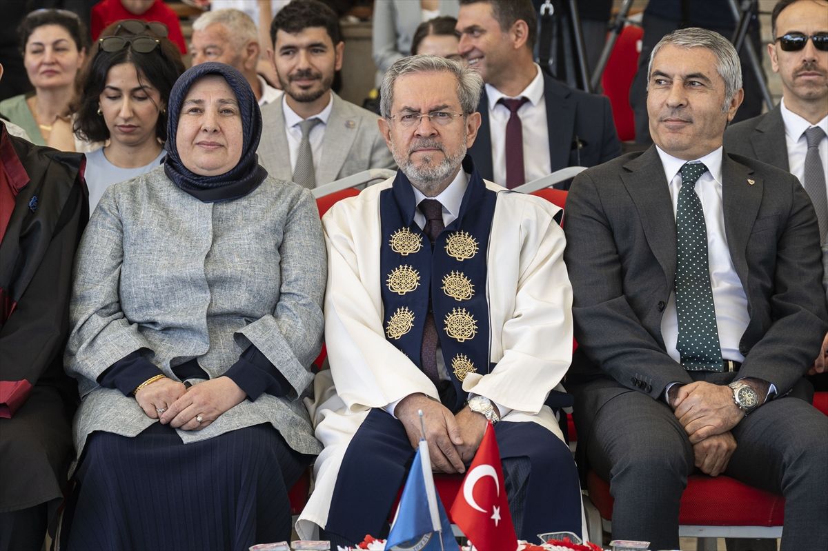 Depremden 248 saat sonra kurtarılan Aleyna Ölmez mezun oldu