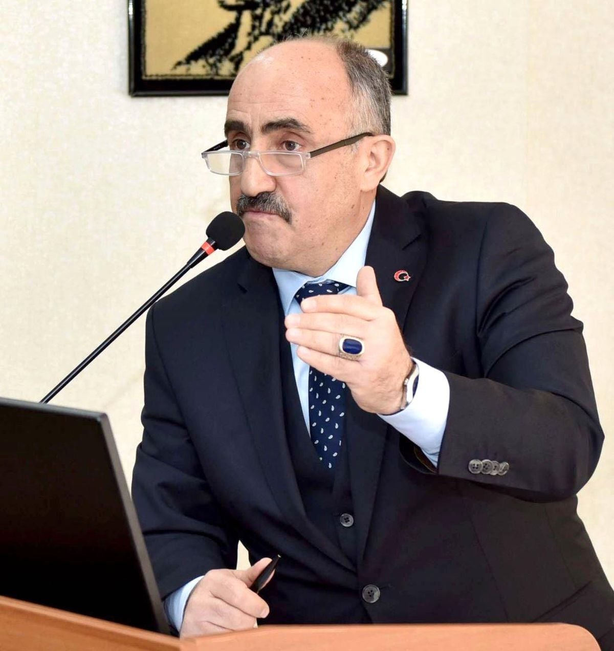 Erzurum'da bir üniversite kampüsünde öğrenciler