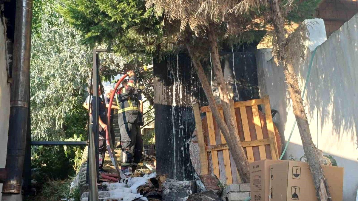Aydın'da hurdalık bölümünde çıkan yangın söndürülüyor.