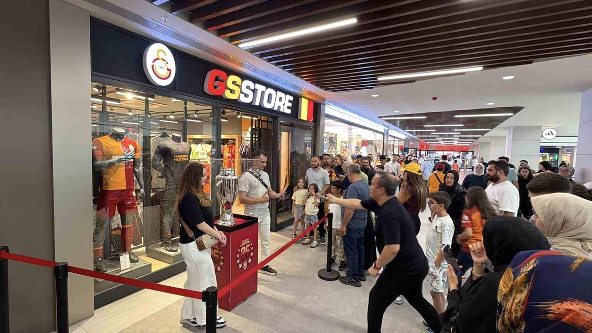 Galatasaray'ın şampiyonluk kupası Düzce'de taraftarlarla buluştu.