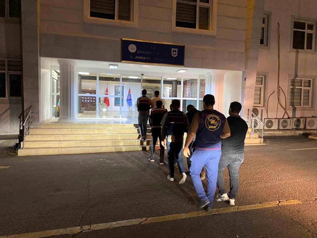Gaziantep'te jandarma ekipleri tarafından polsi taklidi yaparak dolandırıcılık yapmaya çalışan şüpheliler gözaltına alındı.