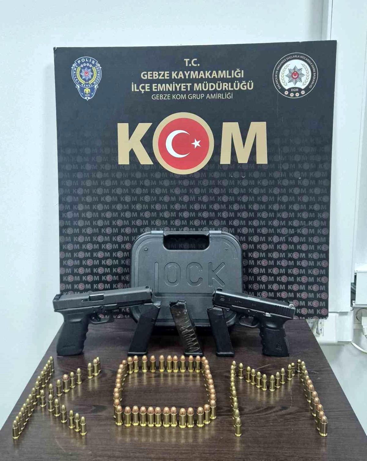 Gebze'de polis operasyonunda ele geçirilen ruhsatsız silahlar ve change araç.