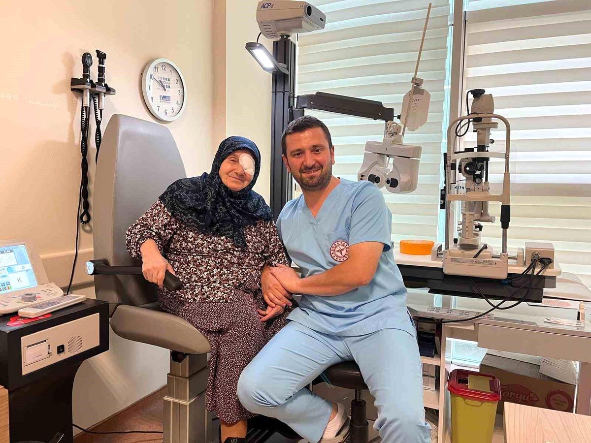 Göz Hastalıkları Uzmanı Opr. Dr. Nevzat Ay'ın anneannesi Fehmiye Yılmaz ile ameliyat sonrası fotoğrafı.