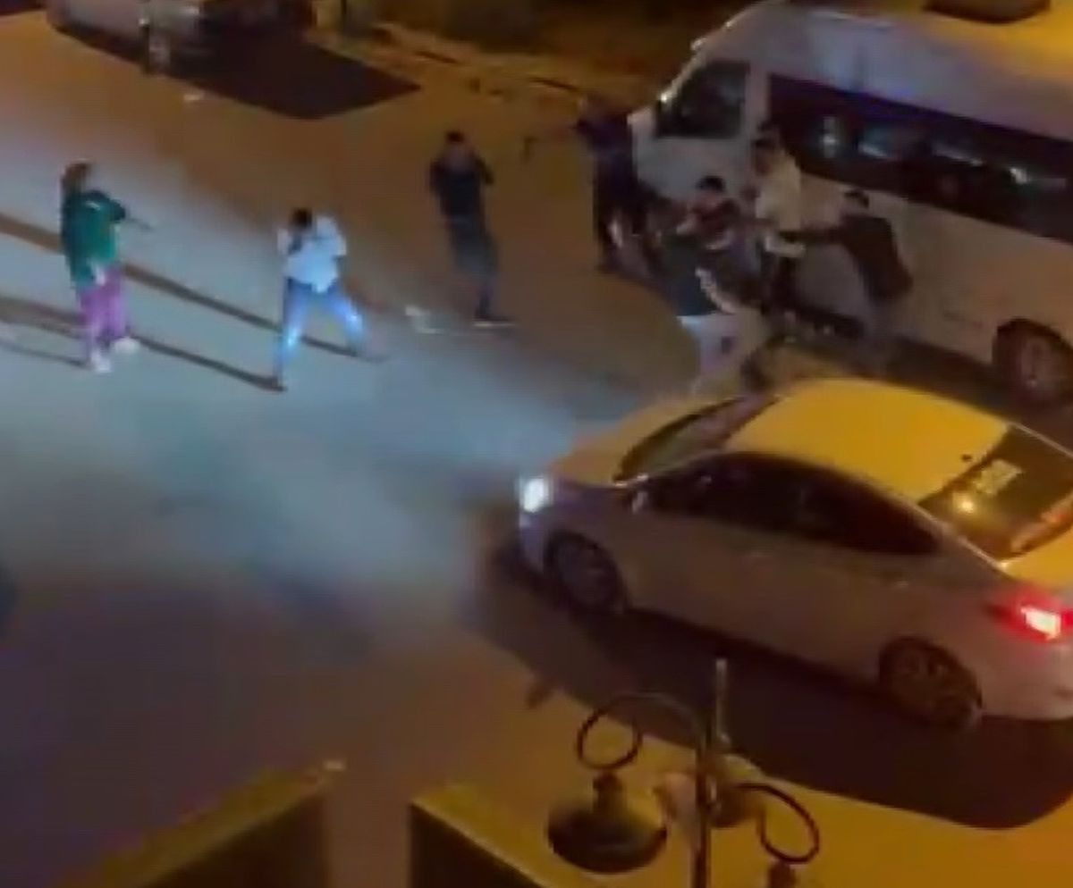 Hatay'ın Reyhanlı ilçesinde iki grup arasında çıkan kavgaya polis biber gazıyla müdahale ediyor.