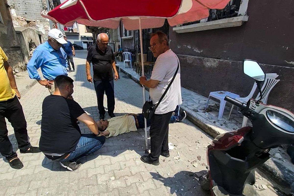 Başına geleceklerden habersiz çay içerken kanlar içinde yerde kaldı