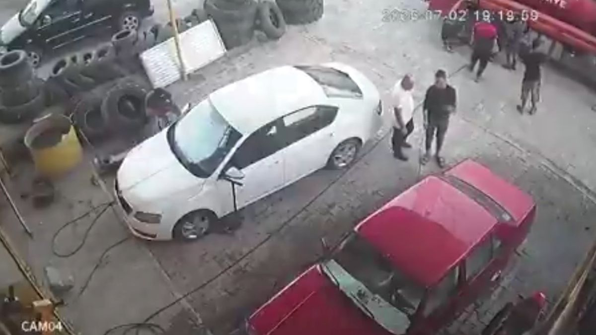 Şanlıurfa'da itfaiye aracının lastiğinin patladığı anın güvenlik kamerası görüntüsü.