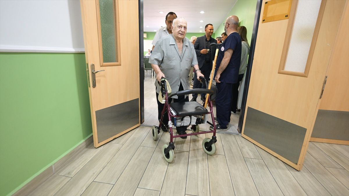 Düzce'de bir grup yaşlı, Huzur Akademisi etkinliğinde bir arada.