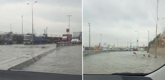 Harem Sahil Yolu'nu da su bastı, denizle kara birleşti
