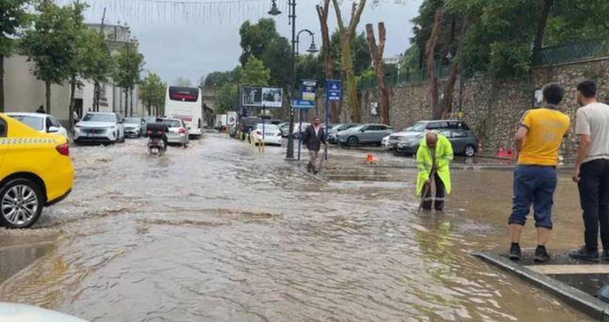İstanbul'da yağmurlu bir gökyüzü ve ıslak sokaklar.